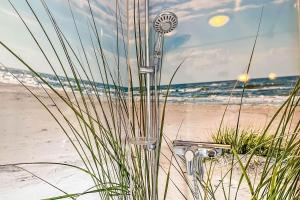 a shower on the beach with the ocean in the background at Ostseeauszeit in Prerow