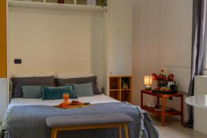 een slaapkamer met een bed met een dienblad met eten erop bij AL QUATTRO di Malpensa in Cardano al Campo