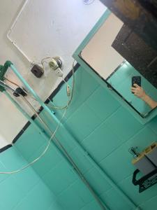 Een persoon die een foto maakt van een spiegel in een ziekenkamer. bij Los primos in Piriápolis +3 foto's