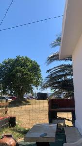 een picknicktafel voor een hek met een boom bij Los primos in Piriápolis