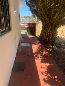 een stoel op een stoep naast een gebouw bij Los primos in Piriápolis