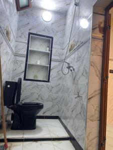 Et badeværelse på Small beautiful villa + 37 billeder