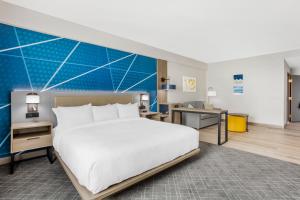 En eller flere senge i et værelse på Comfort Suites Central Valley - Woodbury + 25 billeder