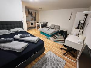 Camera con letto, scrivania e soggiorno. di Apartment L&M a Maribor