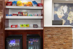 een koelkast met drankjes en eten op planken bij Days Inn by Wyndham Waukegan in Waukegan +15 foto's