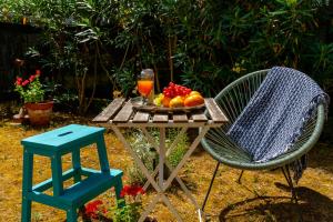 een tafel en stoel met een fruitschaal en een drankje bij AL QUATTRO di Malpensa in Cardano al Campo