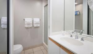 een badkamer met een wastafel en een toilet bij Kona Islander in Kailua-Kona