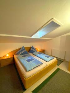 Giường trong phòng chung tại Ferienwohnung Tummener