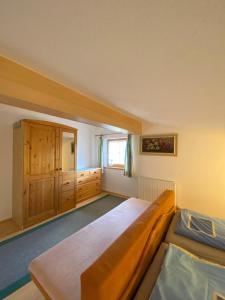 Giường trong phòng chung tại Ferienwohnung Tummener