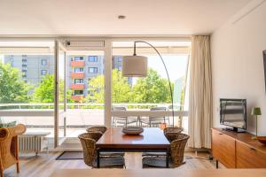 een woonkamer met een tafel en een groot raam bij Strandläufer in Schilksee