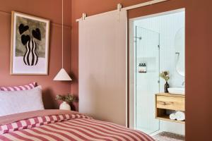 Giường trong phòng chung tại Thunder St Cottage Light Bright Home