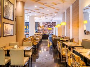 En restaurant eller et andet spisested på Mercure Guarulhos Aeroporto