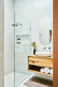 Phòng tắm tại Thunder St Cottage Light Bright Home +22 ảnh