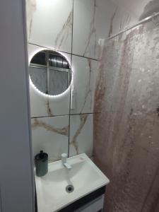 ein Badezimmer mit Waschbecken, Spiegel und Dusche in der Unterkunft Casa na melhor localização de Santa Teresa in Rio de Janeiro