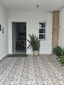 a patio with a potted plant in a house at Casa Maúna in Prea