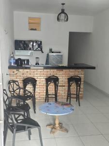 a table with chairs and a counter in a kitchen at Casa Maúna in Prea