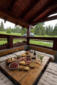 un tavolo pieno di cibo e bevande su una veranda di Chata pod Kriváňom a Východná
