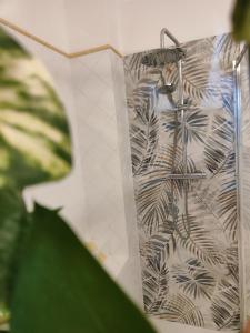 eine Dusche im Bad mit Pflanze in der Unterkunft Etnante in Zafferana Etnea