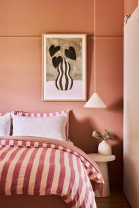 Giường trong phòng chung tại Thunder St Cottage Light Bright Home