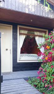 una finestra su una casa con dei fiori davanti di On Planet a Coquimbo Altre 12 foto