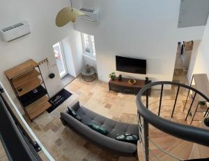 een bovenaanzicht van een woonkamer met een bank bij Le loudunais in Loudun