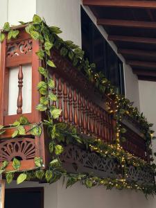 een houten balkon met kerstverlichting bij Vivienda turística Doña Barbara in Jardin