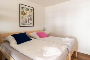 zwei Betten, die in einem Zimmer nebeneinander stehen in der Unterkunft Immerschön in Schilksee