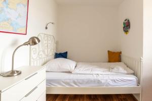 ein Schlafzimmer mit einem Bett und einem Schreibtisch mit Lampe in der Unterkunft Immerschön in Schilksee + 20 Fotos