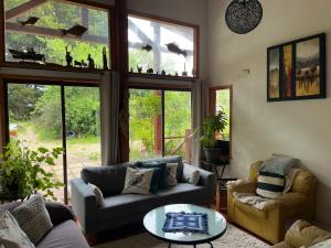 ein Wohnzimmer mit zwei Sofas und einem Tisch in der Unterkunft Hostel Isla del Rey in Valdivia + 67 Fotos