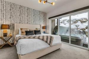 una camera da letto con un letto e una grande finestra di Black Rock Ridge Private Hot Tub & Views a Keetley Junction