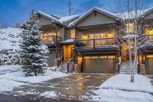una casa con un garage nella neve di Black Rock Ridge Private Hot Tub & Views a Keetley Junction