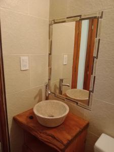 un bagno con lavandino e specchio di Camote Casa de Mar Tinys House a La Estafeta