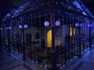 een gebouw met kerstverlichting aan de zijkant bij The Training Station in Boedapest