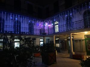 een gebouw met blauwe lichten op een balkon 's nachts bij The Training Station in Boedapest