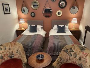 Giường trong phòng chung tại The Swan Inn