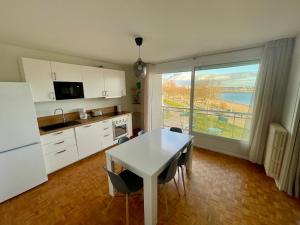 een keuken met een witte tafel en een groot raam bij Apartment with exceptional views in La Celle-sous-Gouzon +2 foto's