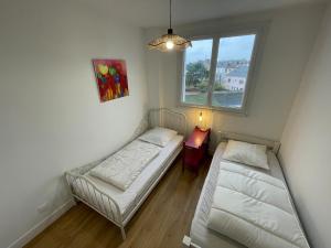 een kamer met twee bedden en een raam bij Apartment with exceptional views in La Celle-sous-Gouzon