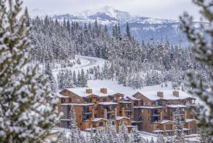 Big Sky Getaway Lone Peak Views Shared Hot Tub trong mùa đông