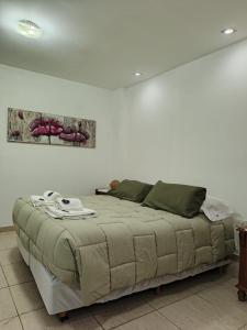 een slaapkamer met een groot bed in een witte muur bij GR Hotel in La Rioja