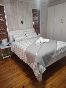 En eller flere senge i et værelse på Zen-Vibes Holiday Home + 9 billeder