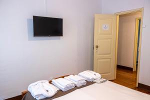 una camera con un letto con asciugamani e una TV a parete di Quinta das Maçãs by SH ad Alvaiázere