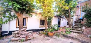 a house with a bunch of logs in front of it at Beach Quarter in Ons Belang