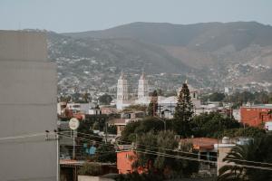 Blick auf eine Stadt mit Bergen im Hintergrund in der Unterkunft Suites Lassa in Ensenada