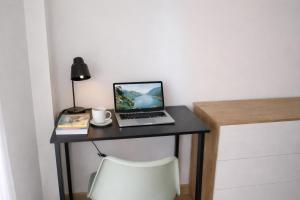 a desk with a laptop and a lamp and a chair at La Da Ma Shila Nuova casa vacanze vicino al mare in Francavilla al Mare +15 photos
