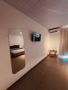 een spiegel aan een muur in een slaapkamer bij Shalon Adonai by Martinelli in Fernando de Noronha