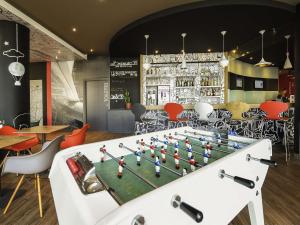 a billiard table in a restaurant with a bar at Hotel ibis Dijon Centre Clemenceau in Dijon