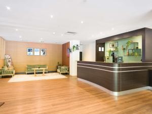 una hall con una sala d'attesa di ibis Rotorua a Rotorua