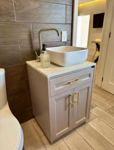 a bathroom with a sink and a toilet at Lina Élite Suites in Chihuahua +13 photos