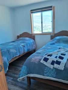 two beds in a room with a window at Cabañas Montesol Mejor Vista a las estrellas in Choapa +25 photos