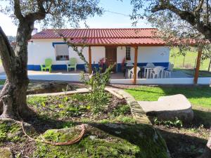 una vista della casa dal giardino di MONTE DO SALTO DA RAPOSA a Figueira e Barros